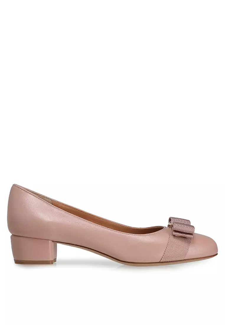Discount on Salvatore Ferragamo  shoes - SKU: Vara Bow Pumps (ik)