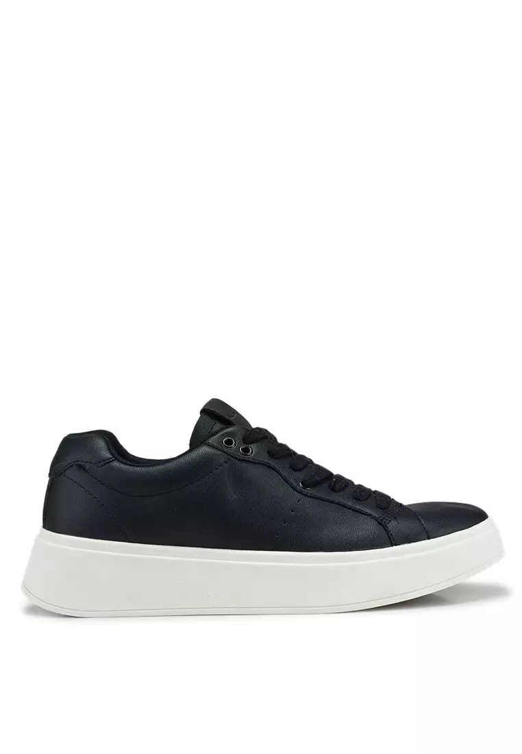 Pull and bear black trainers deals