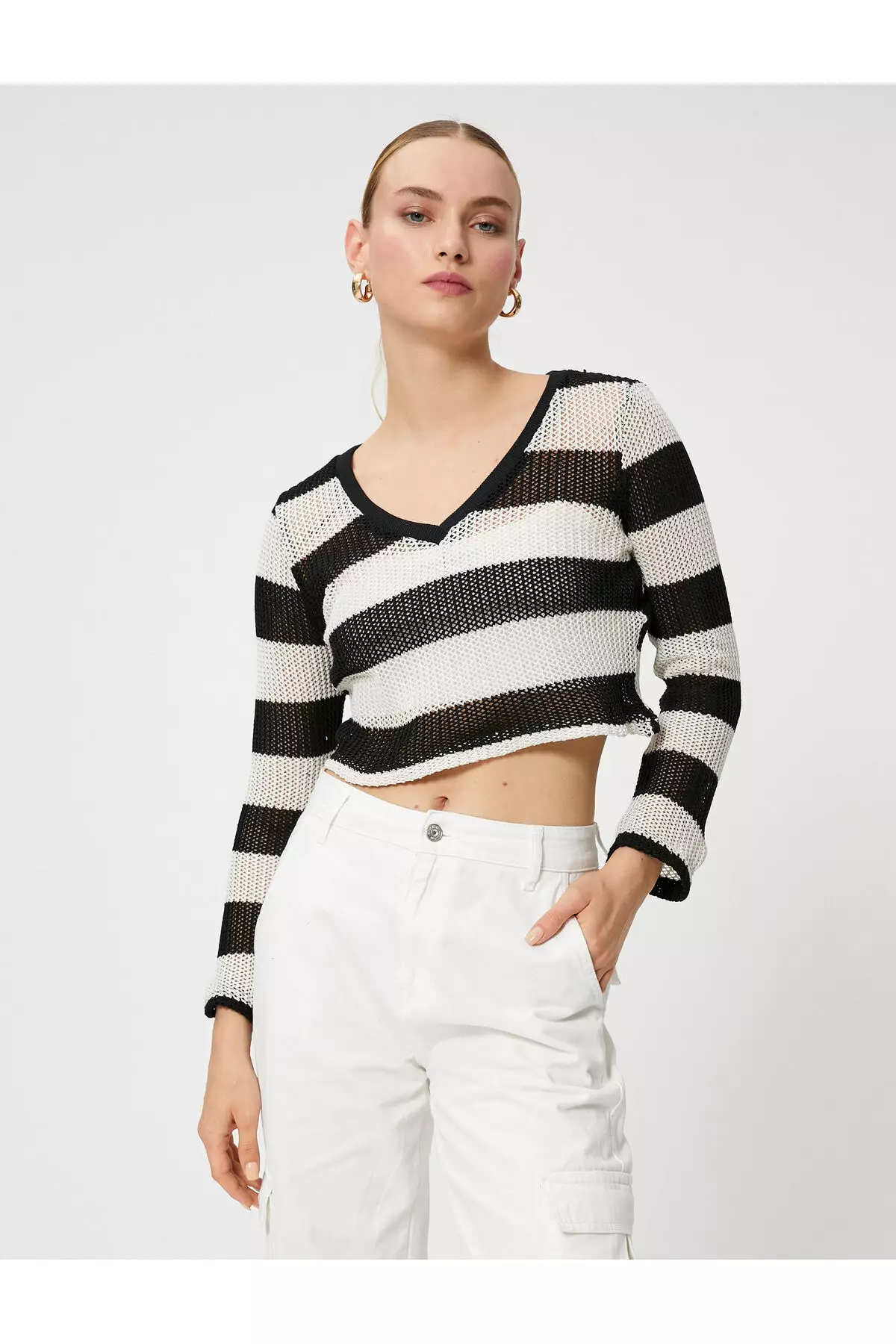 White v hotsell neck cropped sweater