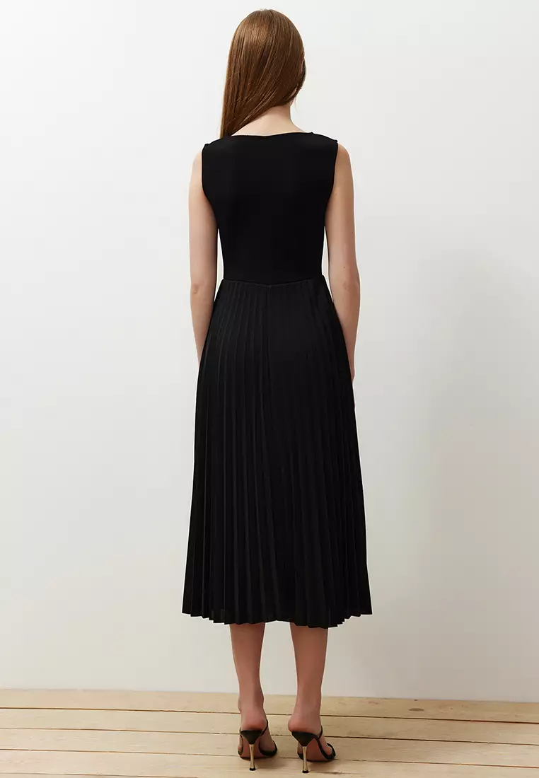 Black Pleated Lined Sleeveless Flexible Knitted Midi Dress TWOSS24EL00785