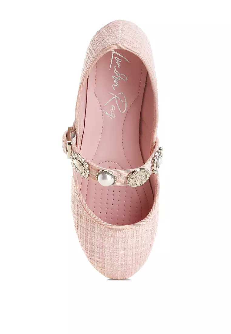 Sepatu Mary Jane dari Tweed yang Dihiasi dengan Pesona Warna Pink