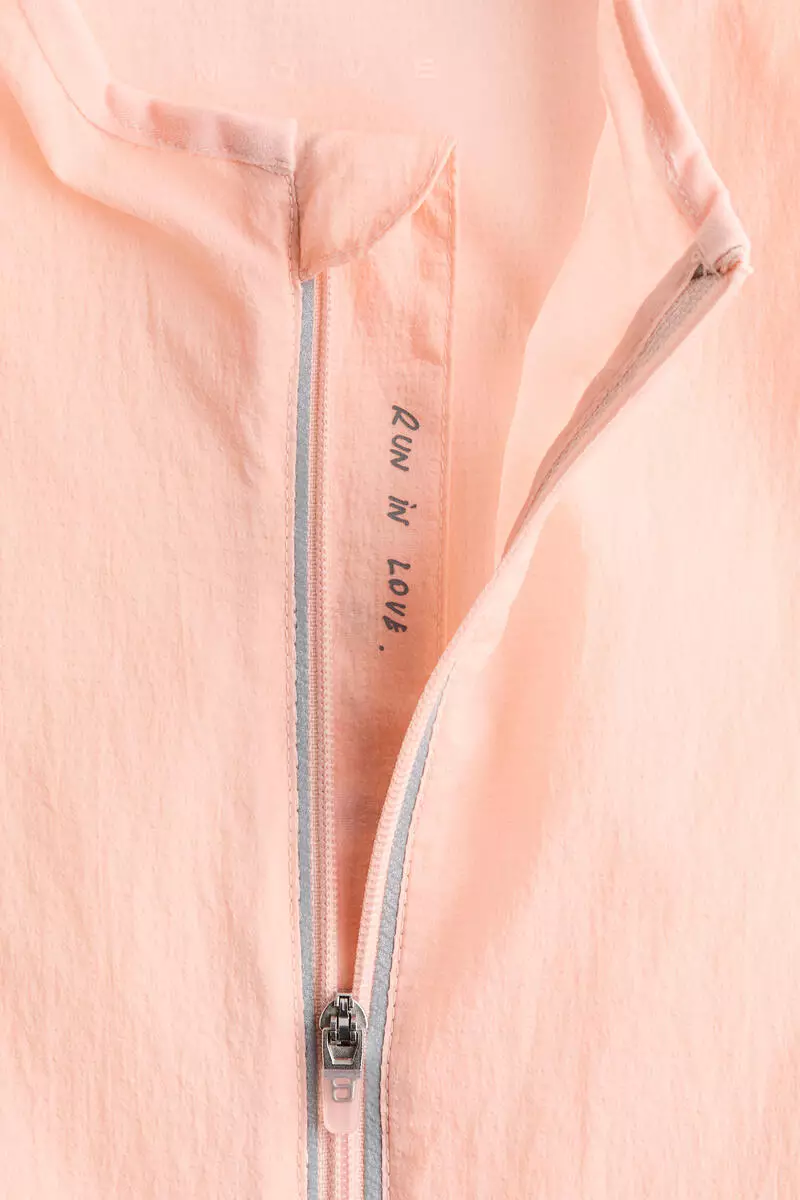 Lightweight running jacket with DryMove™