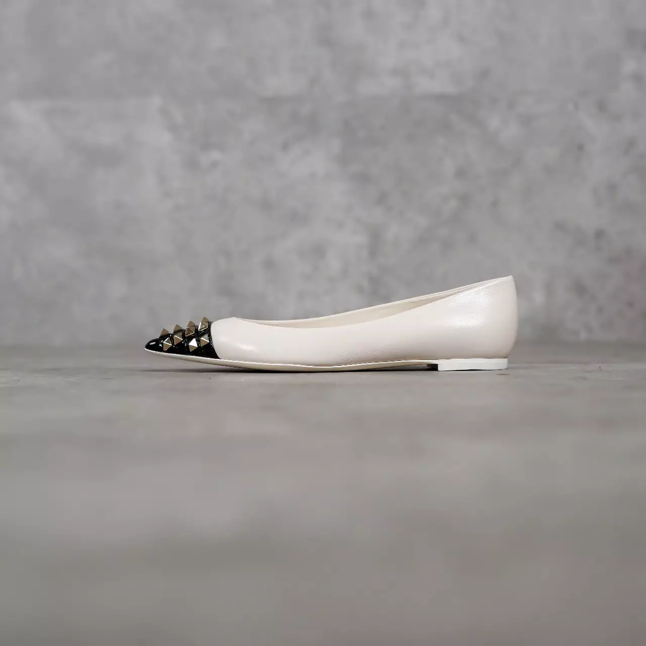 Sepatu VALENTINO ROCKSTUD ALCOVE BLACK IVORY FLAT SHOES 100% ORIGINAL