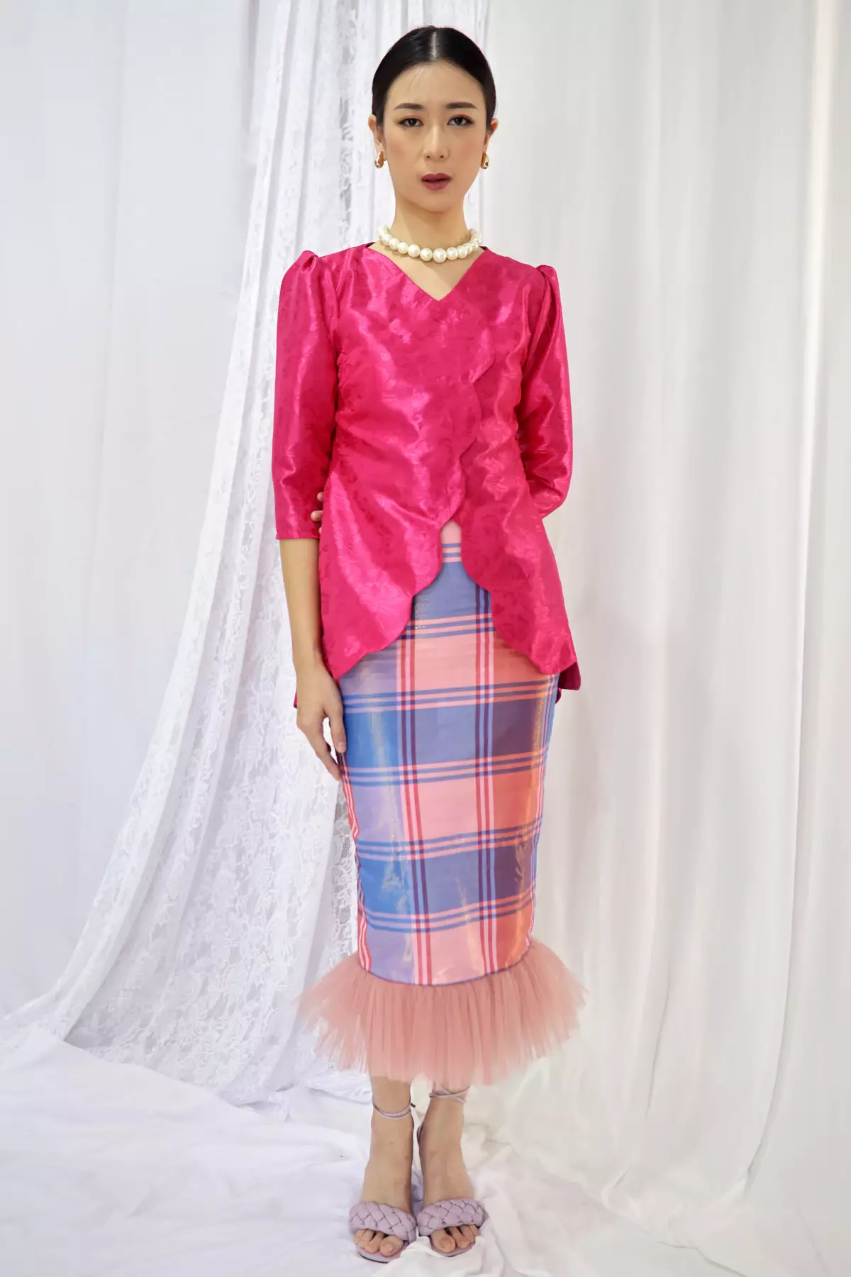 Danur Ayu Jaquard Magenta Kebaya Janggan Scallop