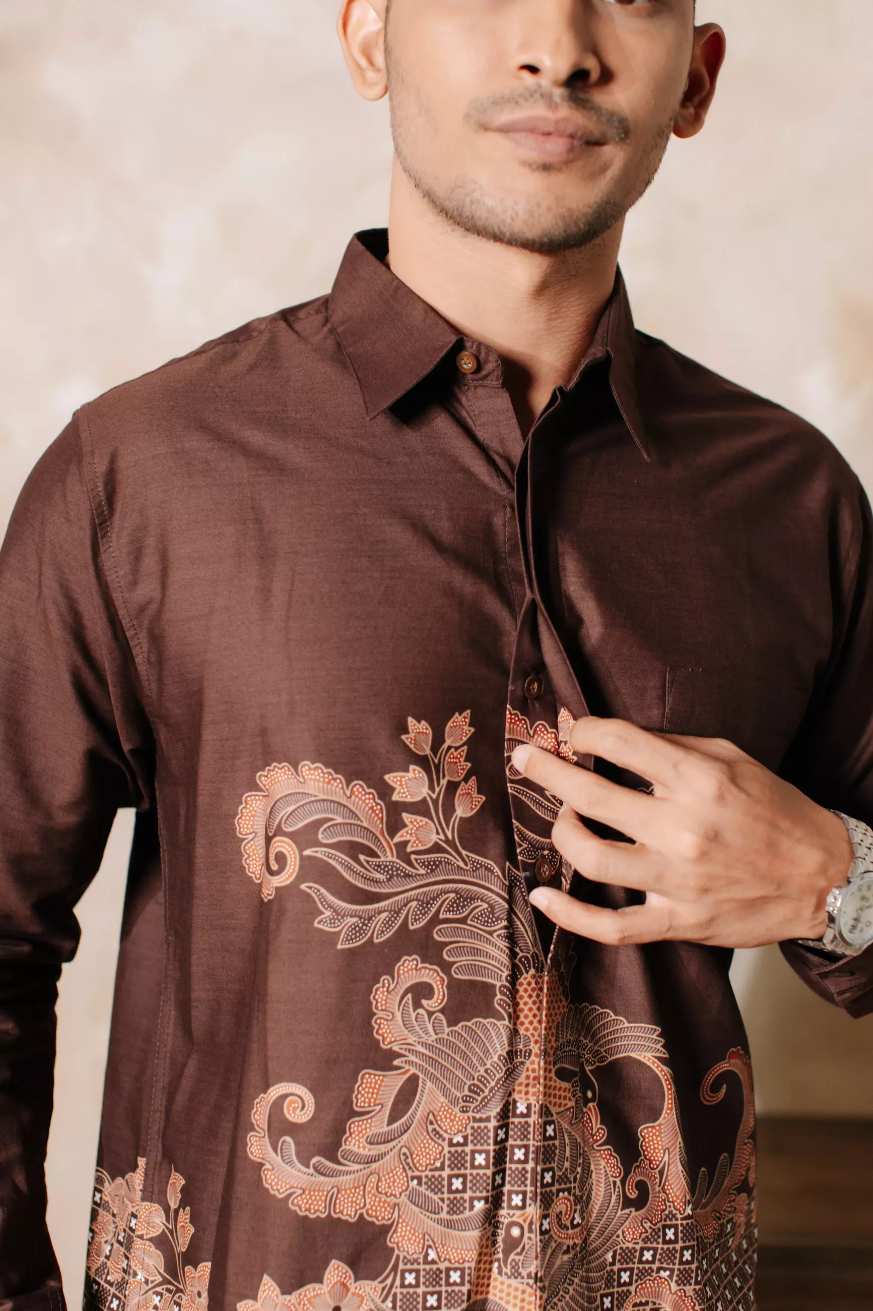 Kavindra Mahogany Brown Kemeja Batik Pria Slim Fit Lengan Panjang Katun Slimfit