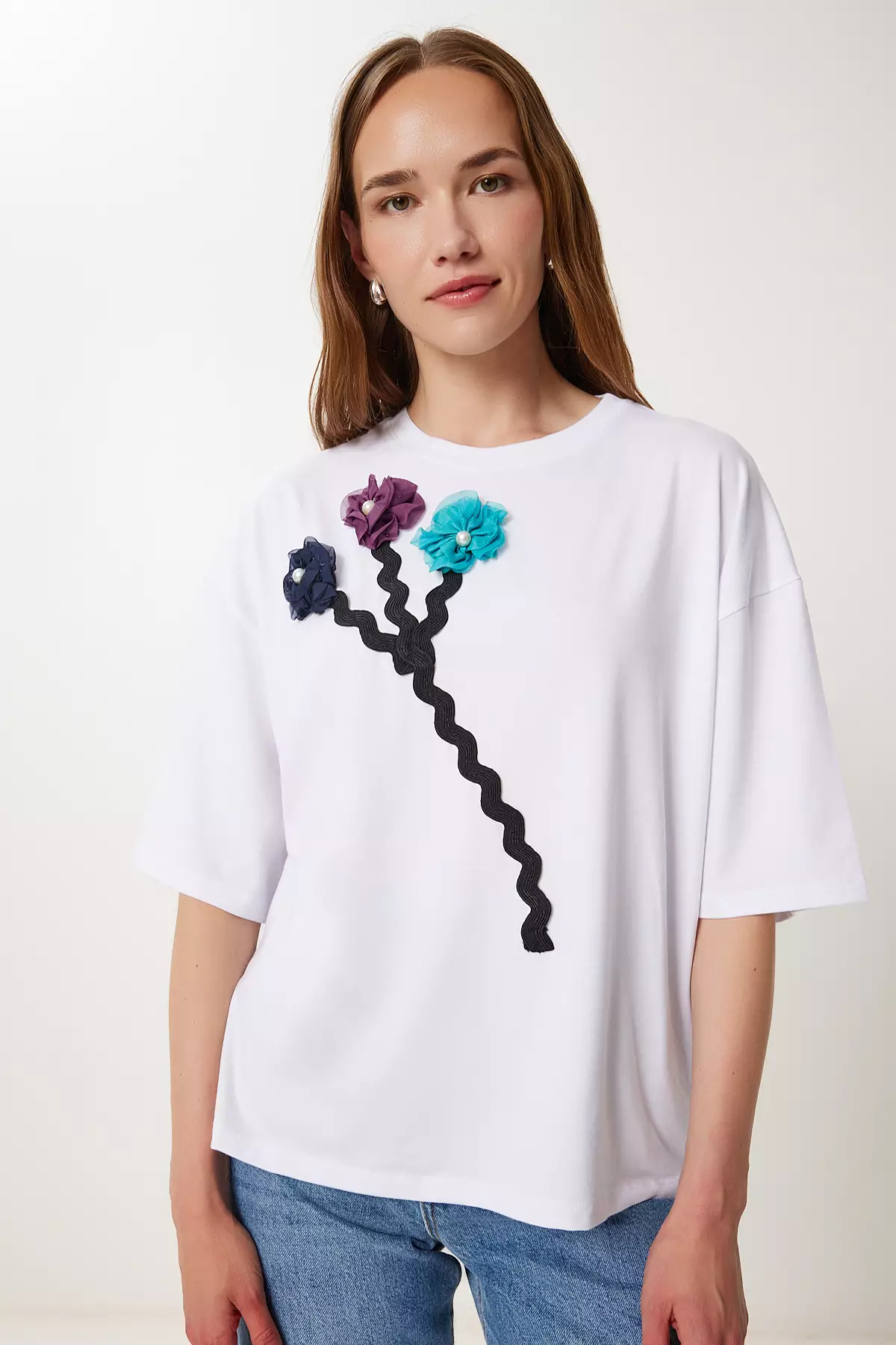 Women's White Flower Detailed Back Low-Cut Knitted T-Shirt Tp00086
