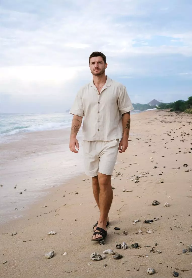 Matala Setelan Kemeja Oversized Bertekstur Lengan Pendek Pria Warna Cream | Oversize Textured Linen Set Men Cream