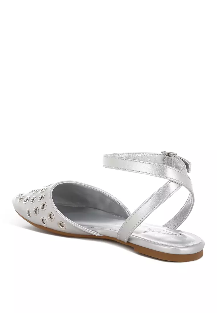 Sandal Datar Detail Lubang Tali Metalik Warna Silver