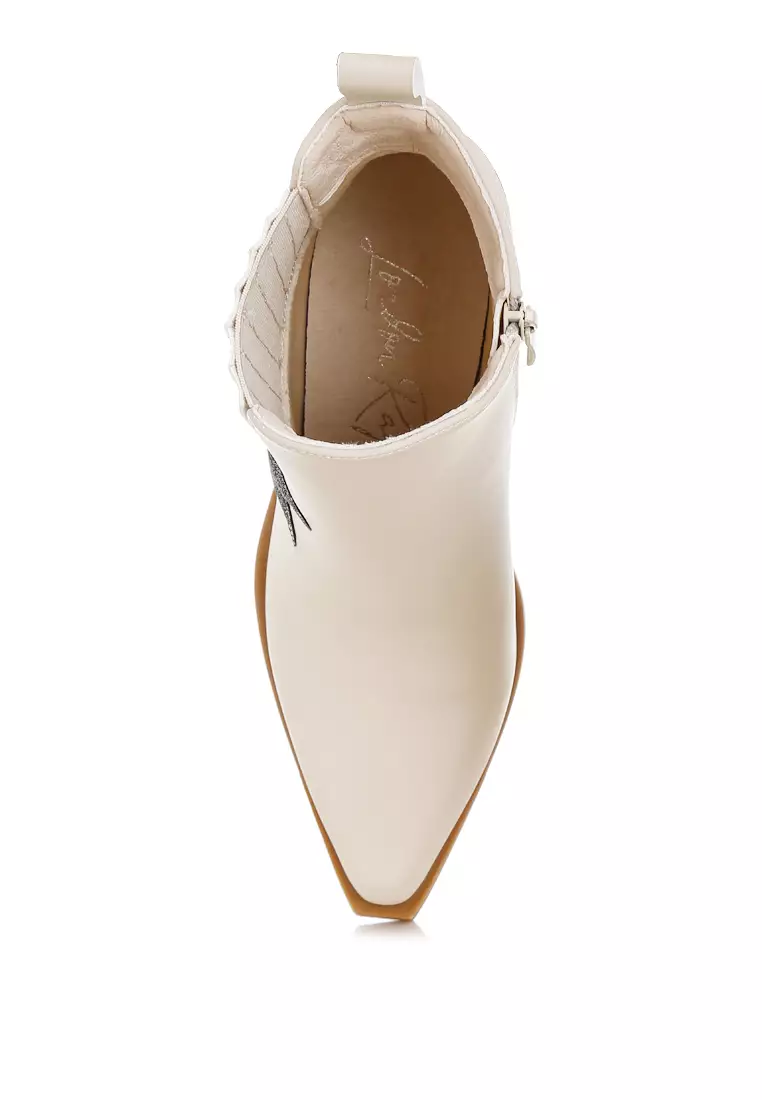 Sepatu bot Chelsea dengan detail bintang berkilauan dalam warna krem