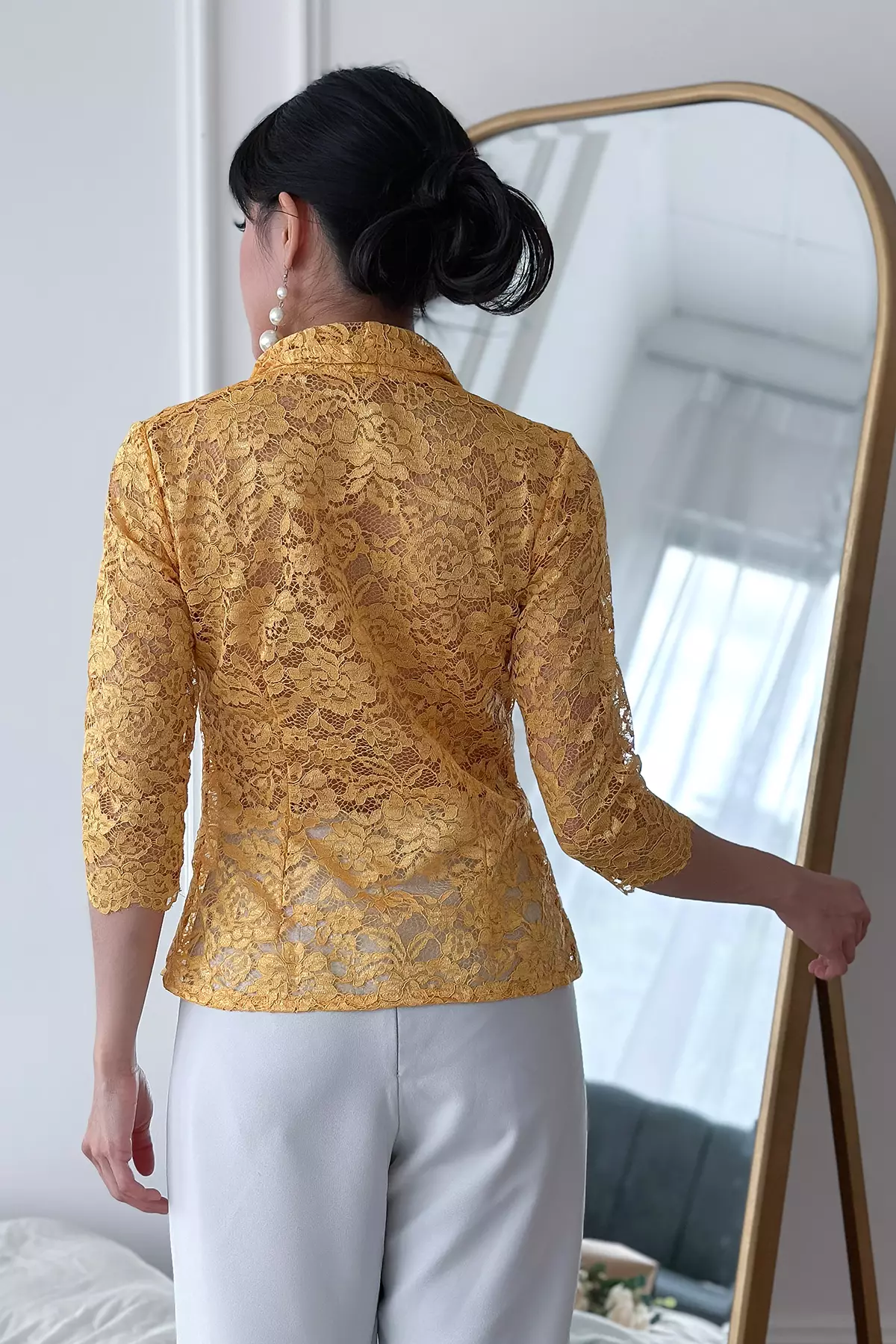 Jeng Dipha Brokat Gold Kebaya Kutubaru