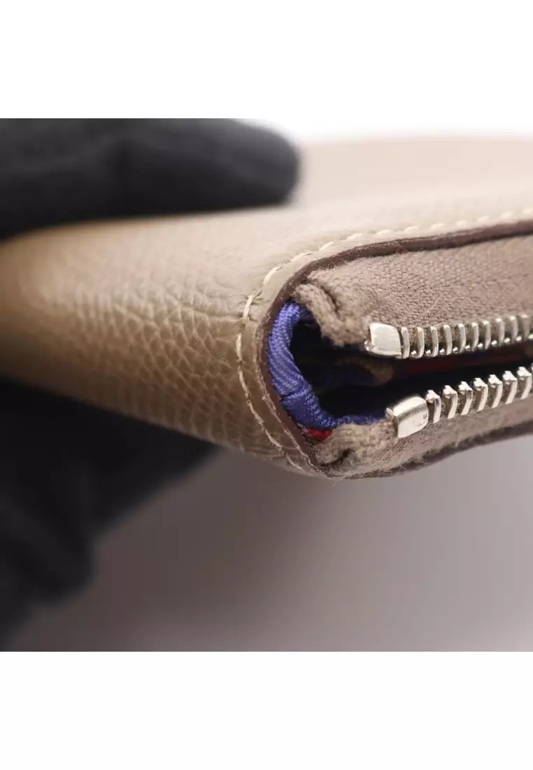 Pre-Loved Hermès Azap Compact silk in Etoupe round zipper wallet Veau epsom Gray brown silver hardware □ R stamp