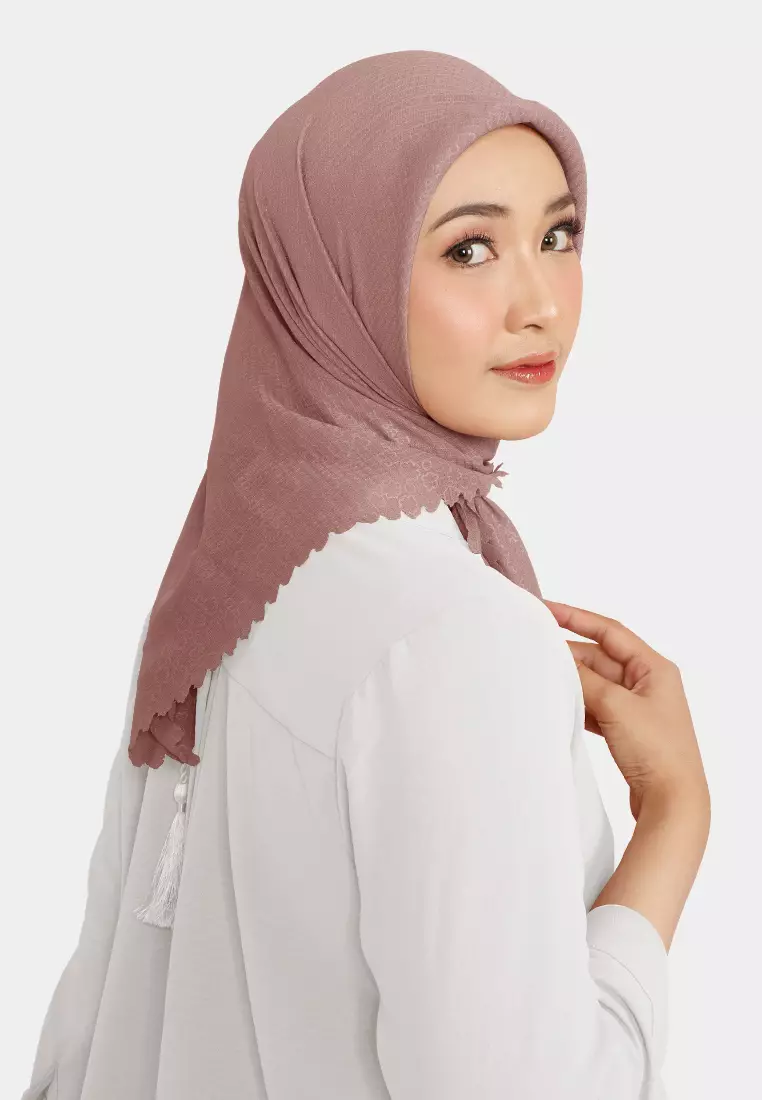 Cotton Bee - Hijab Segiempat Rayyansa Tassel Emboss Lasercut 