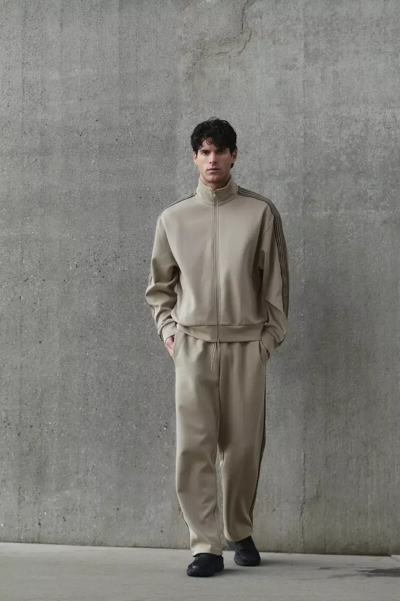 Loose Fit Sports joggers with DryMove™