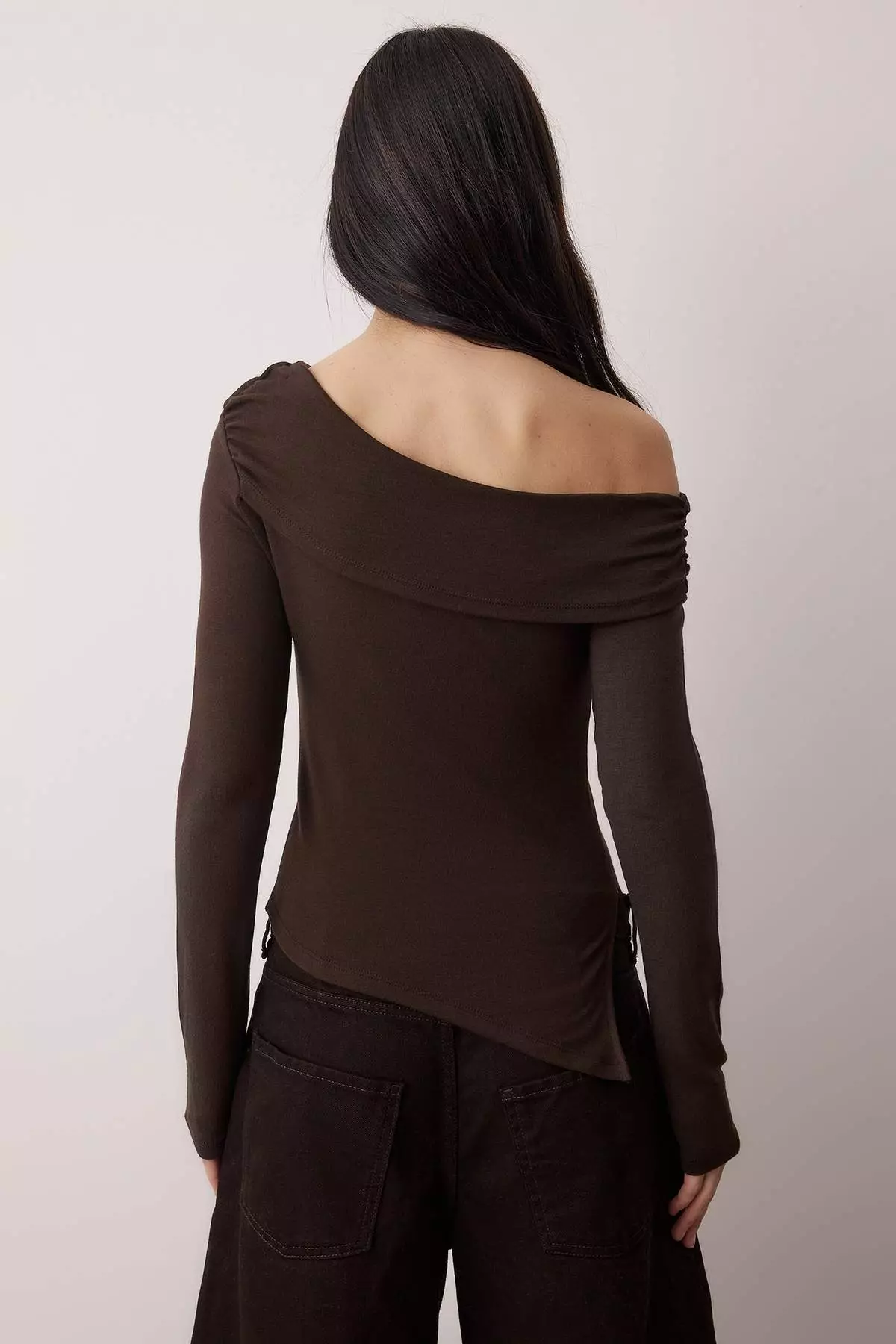 Brown Asymmetric Collar Accessory Detailed Fitted Open Shoulder Knitted Blouse Twoaw26Bz121