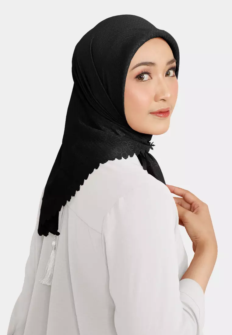 Cotton Bee - Hijab Segiempat Rayyansa Tassel Emboss Lasercut 