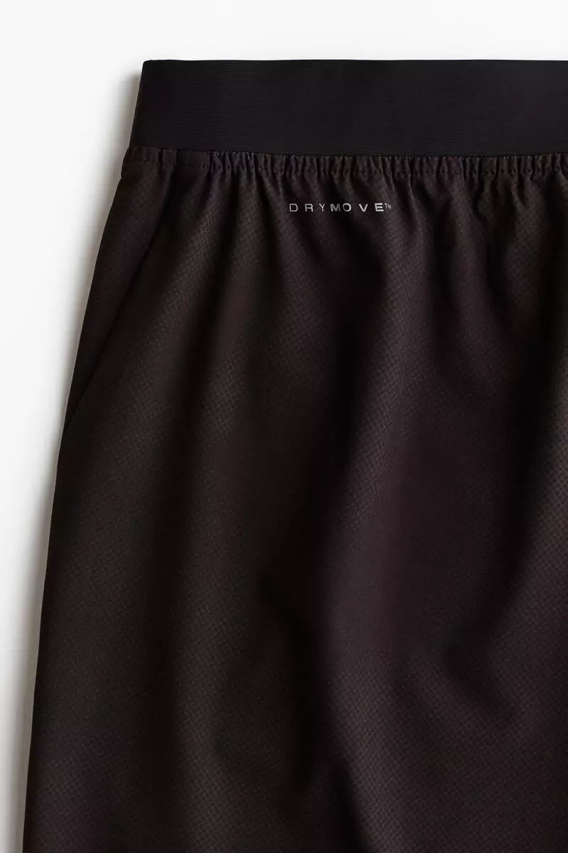Mid-length sports shorts with DryMove™