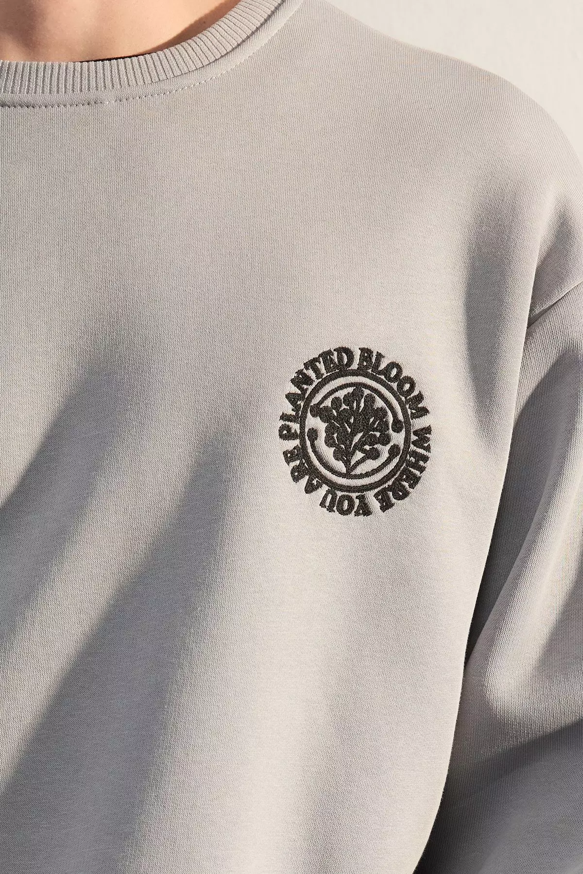 Grey Oversize/Wide Cut Floral Embroidered Fleece Inside Cotton Sweatshirt Tmnaw24Sw00012