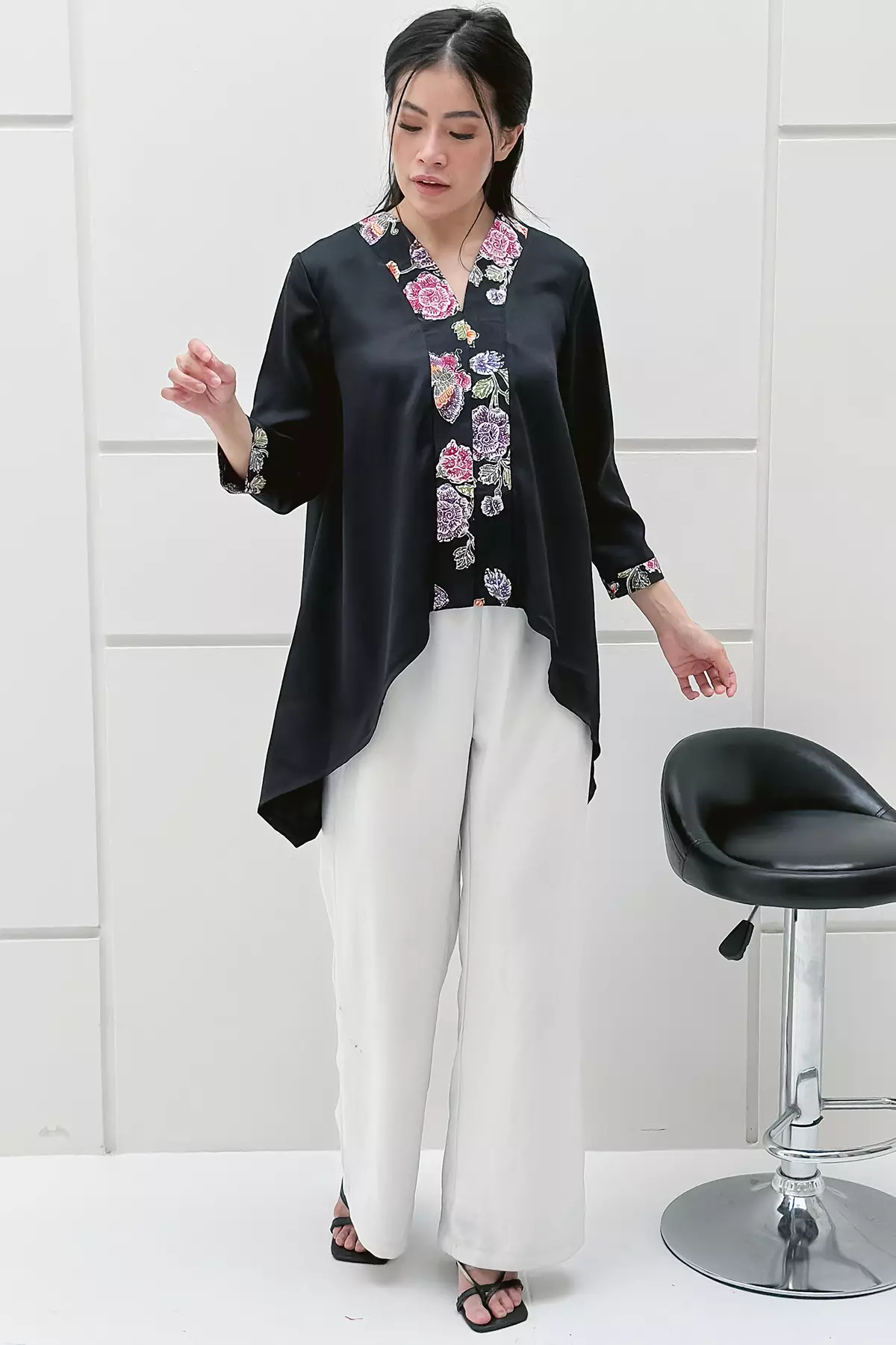 Batari Batik Encim Hitam Kebaya Asimetris