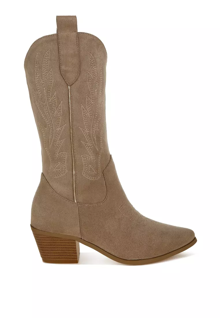 Sepatu bot koboi dengan detail bordir warna krem