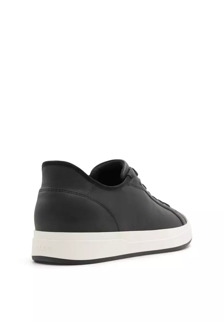 Scottie Easy In Sneakers