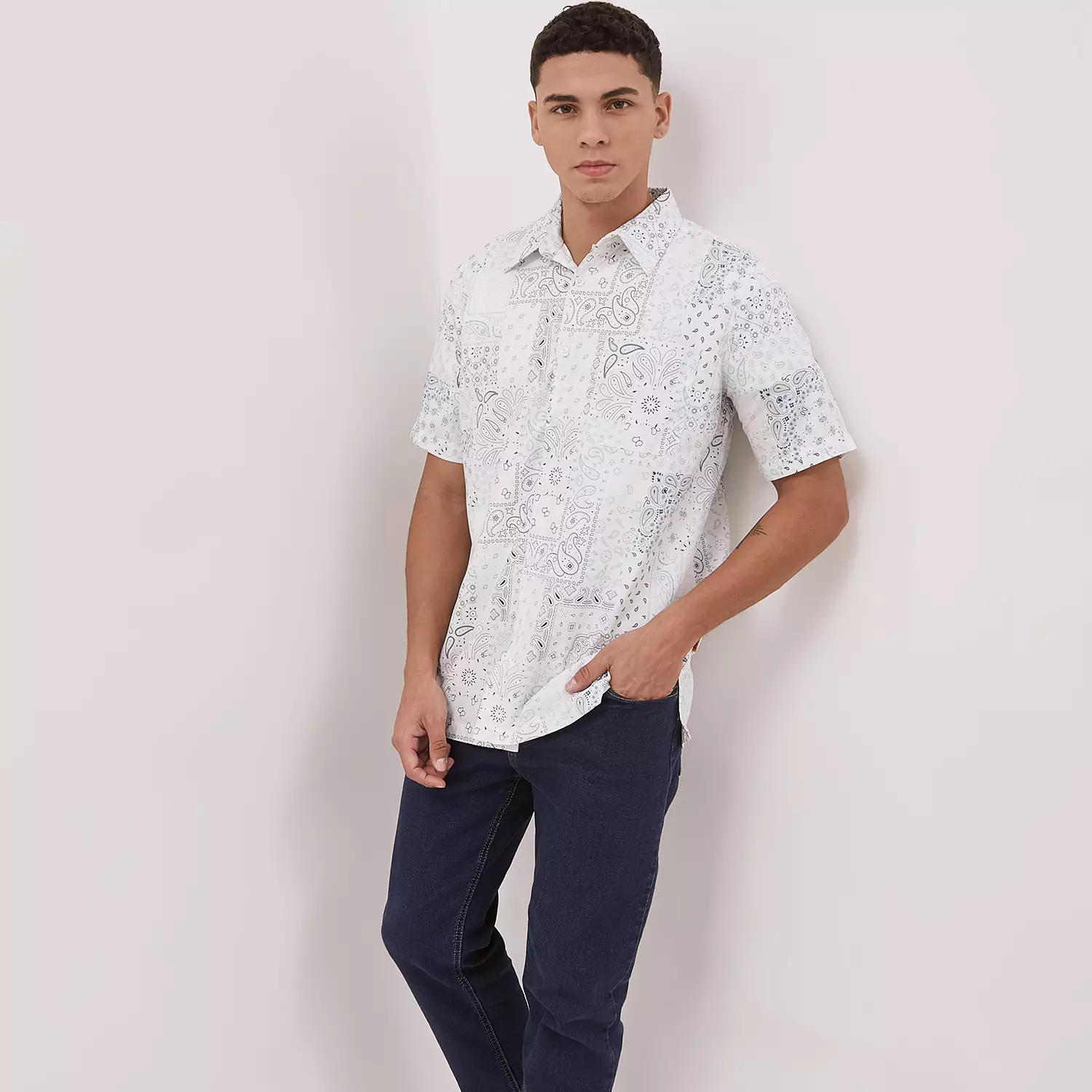 DUST Kemeja Rio Abstrak Putih (DM. 1438)