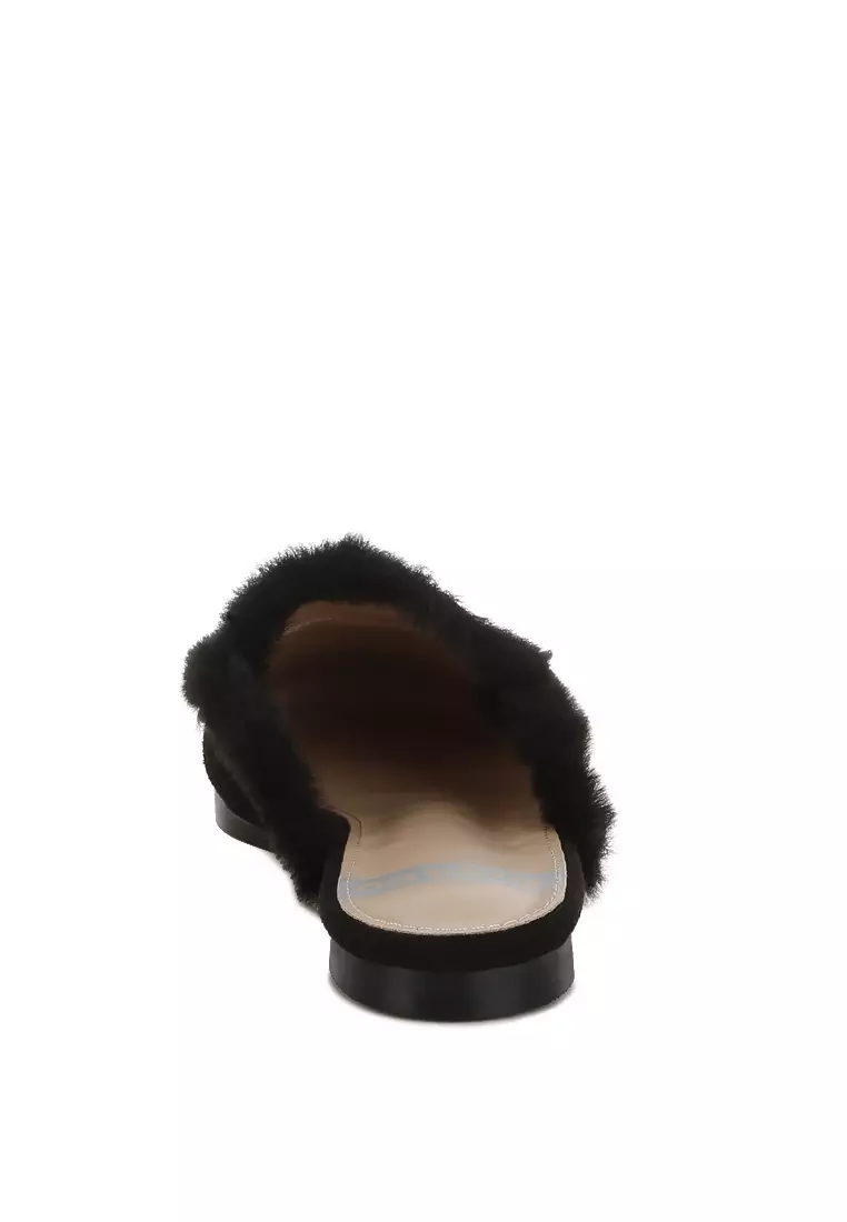 黑色絨面革和人造毛皮一腳蹬穆勒鞋