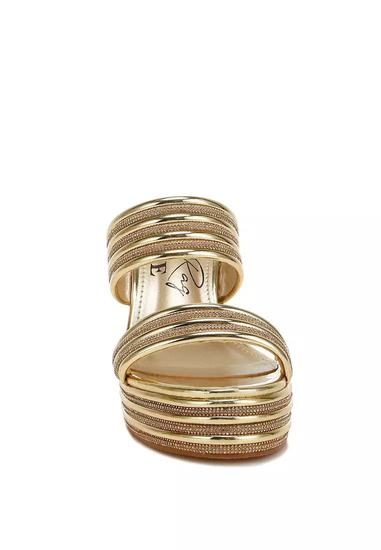 Sandal Wedge Kulit Imitasi Metalik dalam Warna Emas