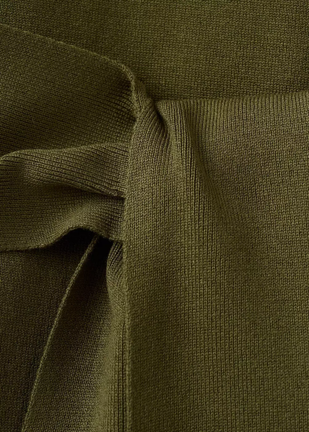 Rompi rajut dengan ikat pinggang