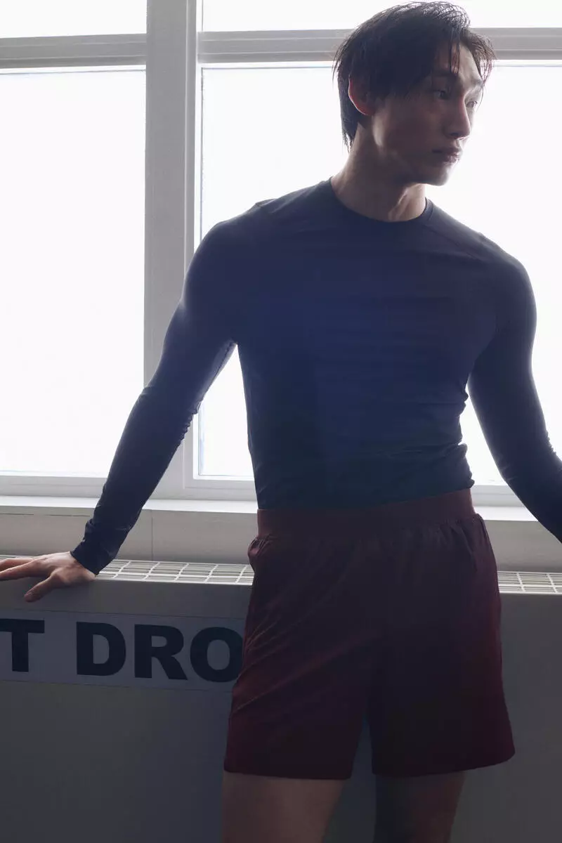 Mid-length sports shorts with DryMove™