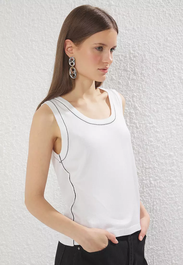 White Pool Neck Basic Thin Blouse TWOSS25BZ00345