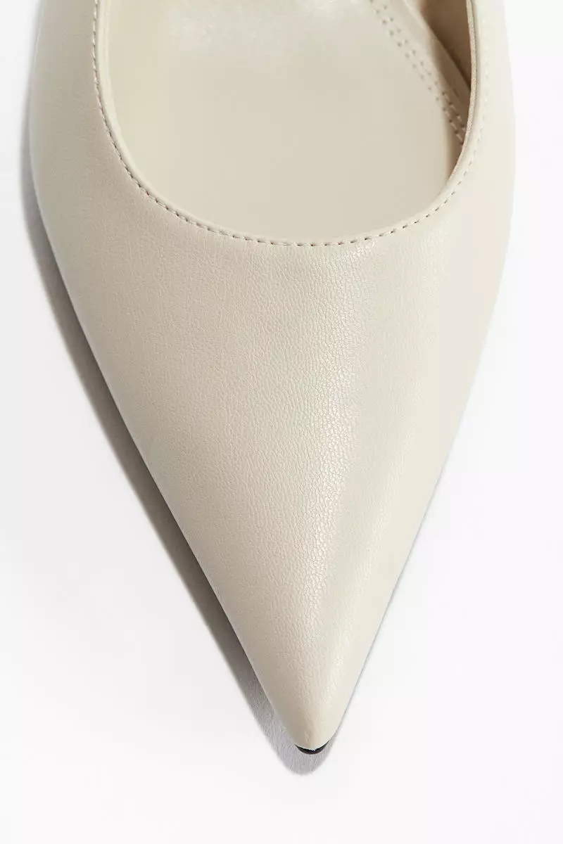Kitten-heeled pointed slingbacks