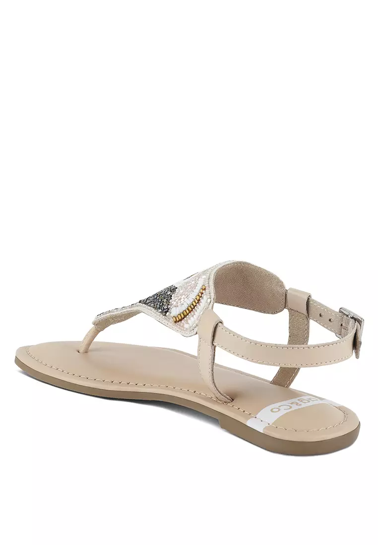 Sandal Datar dengan Gesper Pin dan Manik-manik Warna Beige