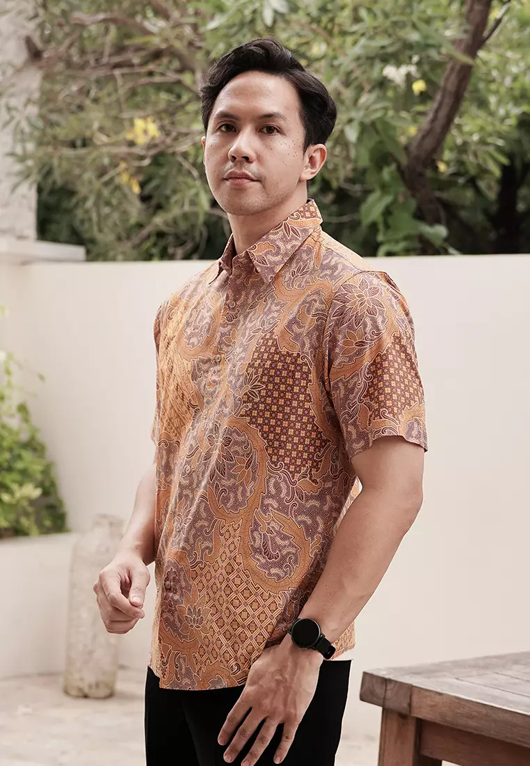 Slimfit Vedra Gold Kemeja Batik Pria Lengan Pendek