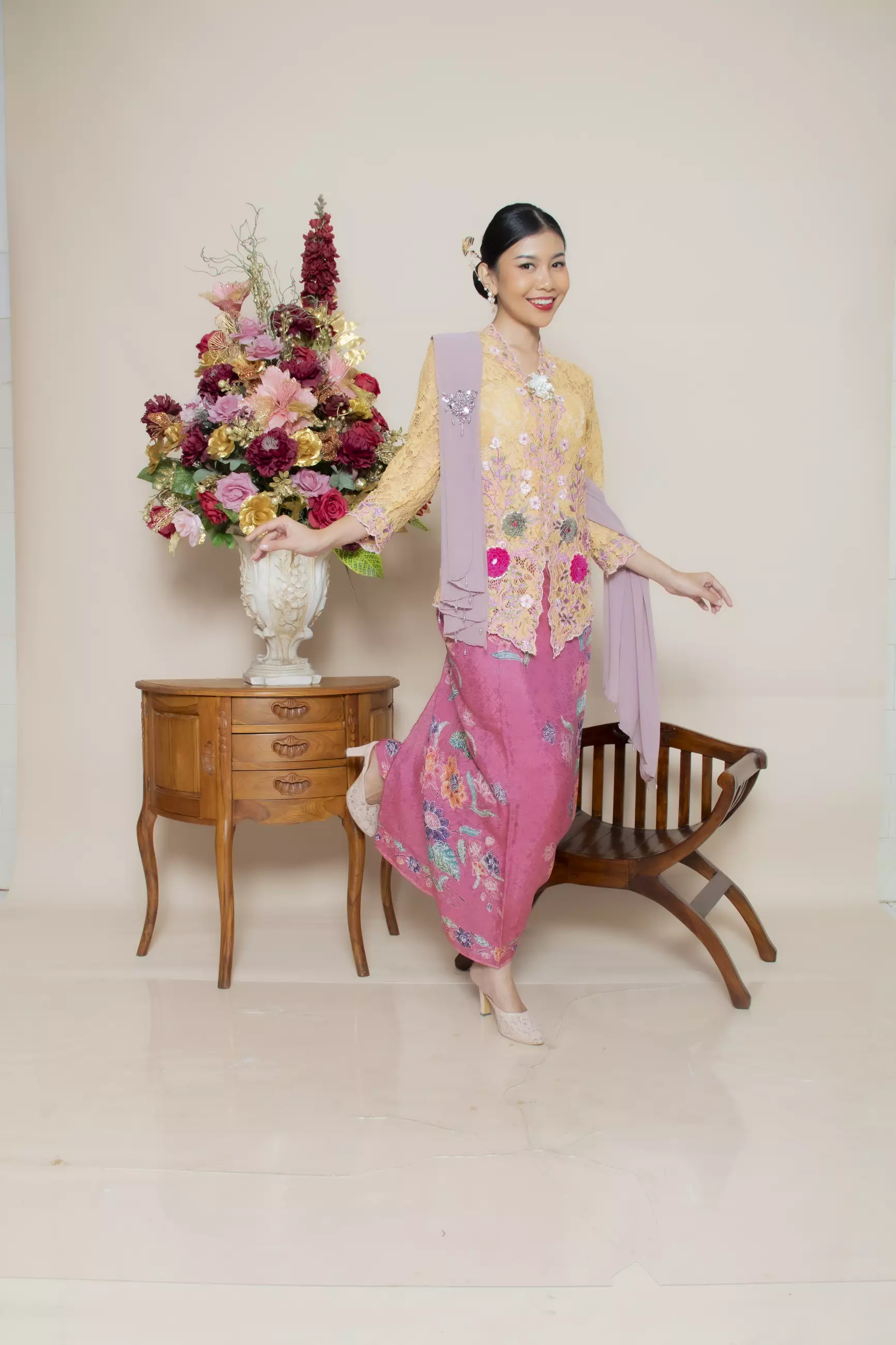Kebaya Brokat Roses 3 Dimensi in soft gold Color
