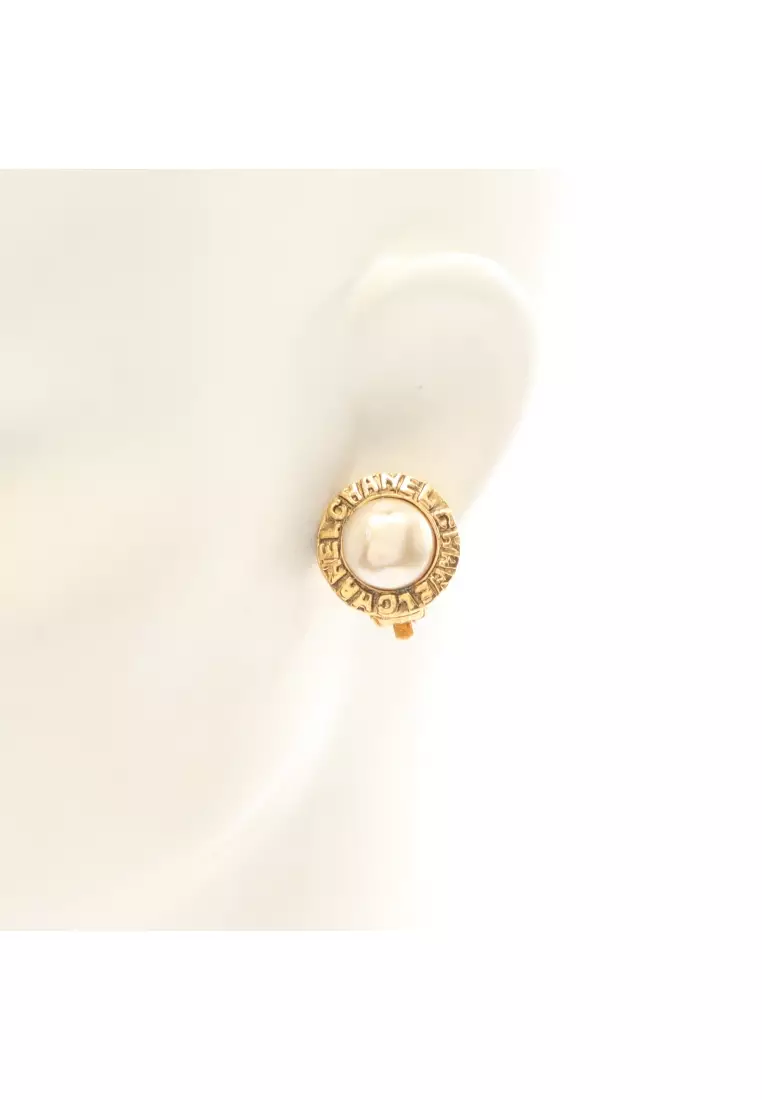 Pre-Loved Chanel circle logo earrings GP Fake pearl gold off white vintage