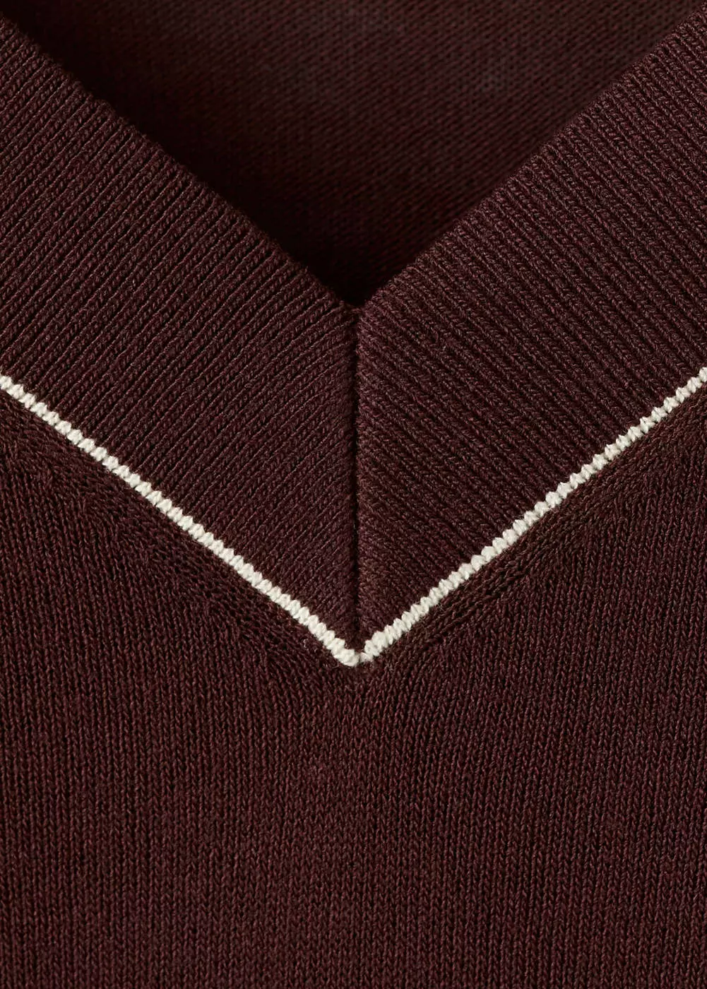 Sweater V-neck dengan trim kontras