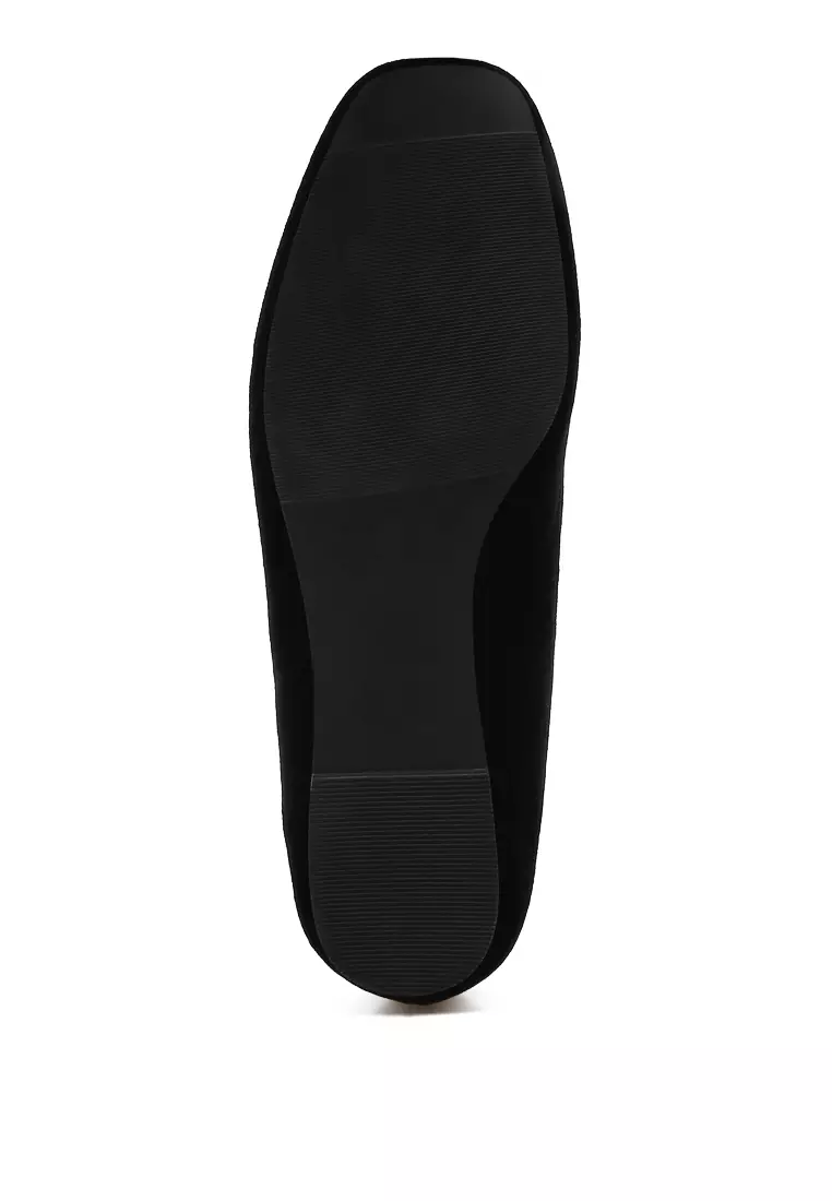 Sepatu Loafer Beludru Berdetail Rumbai Ikonik dalam Warna Hitam