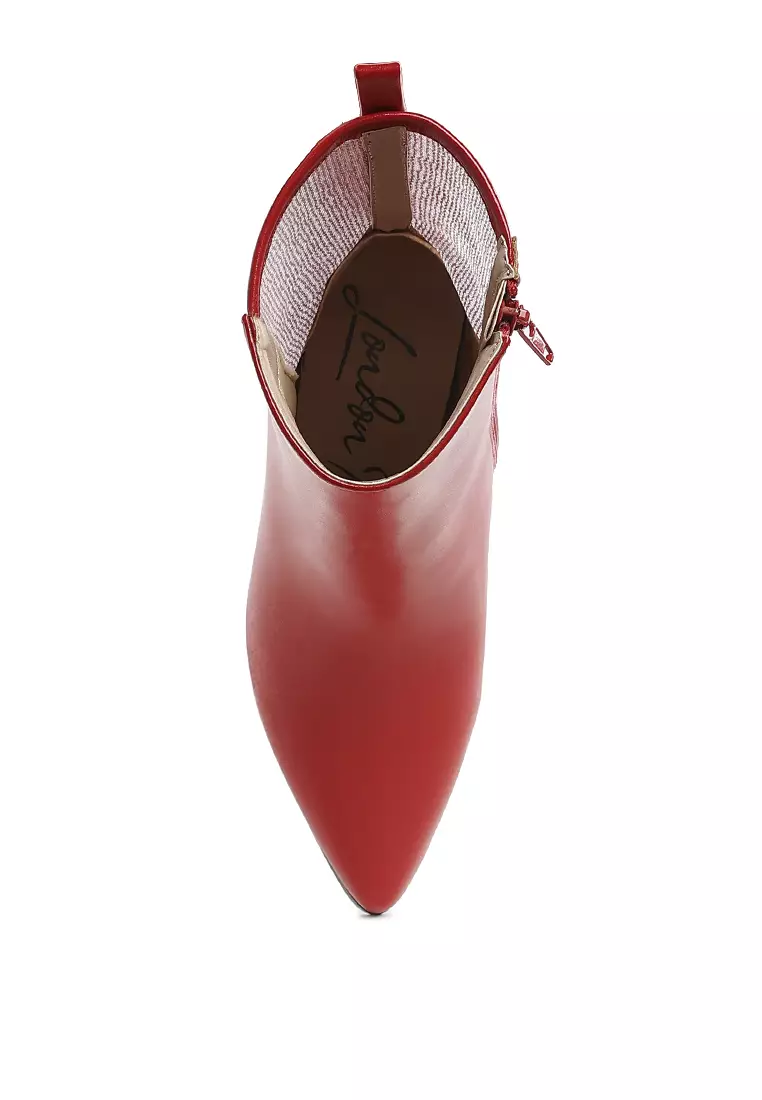 Sepatu bot runcing dengan detail jala berwarna merah