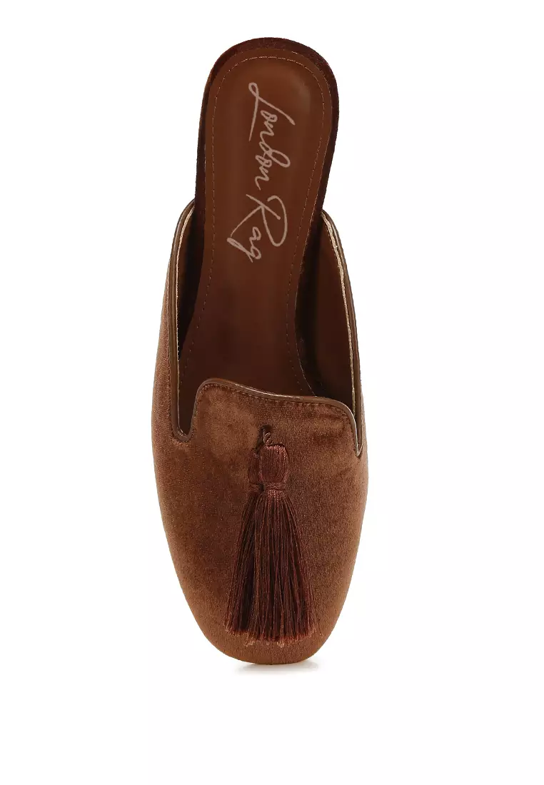 Sandal Beludru Detail Rumbai Warna Cokelat