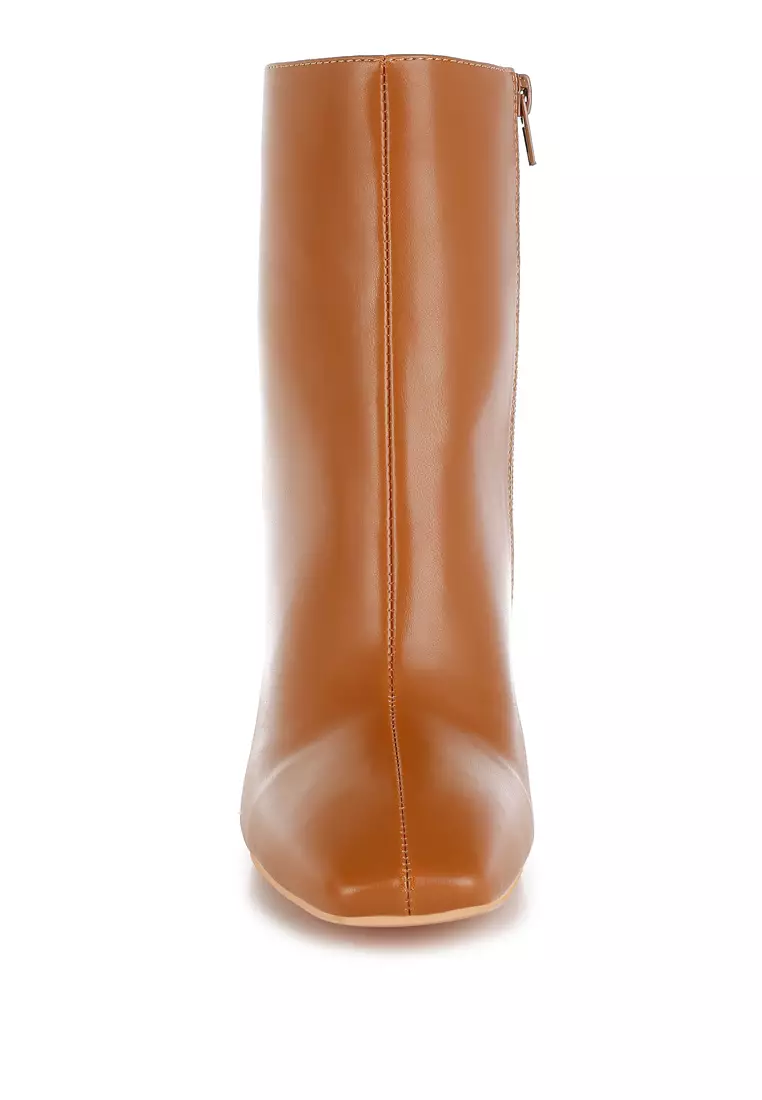 Sepatu bot ujung persegi warna cokelat