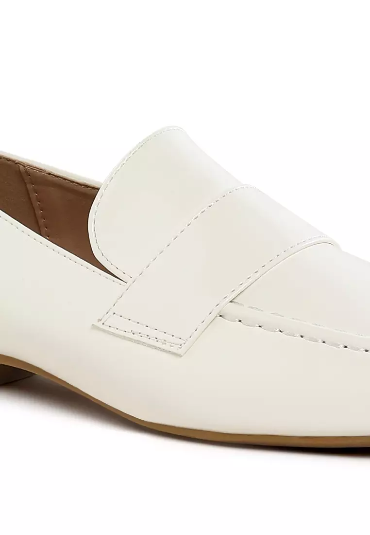 Sepatu Loafer Hak Datar Warna Putih
