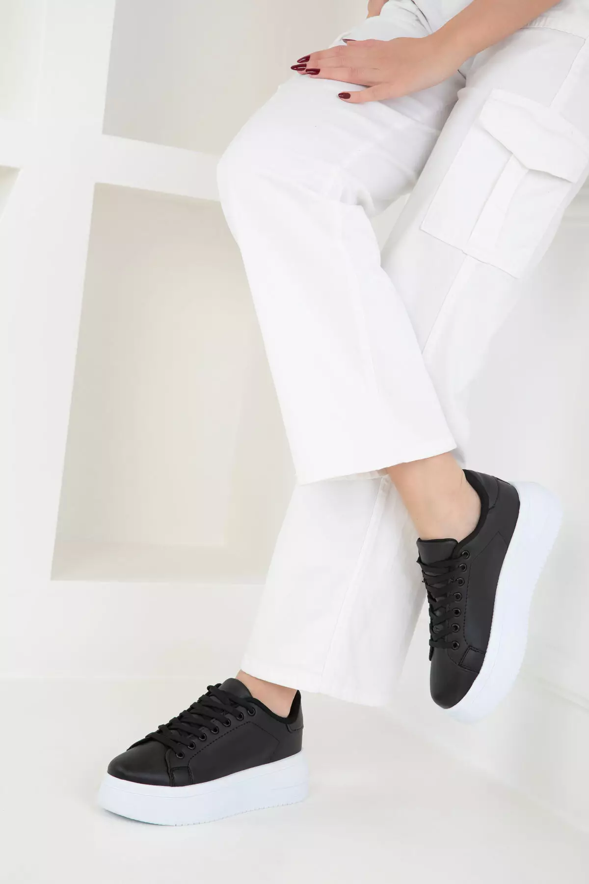 19683 Model Black Women's Sneakers