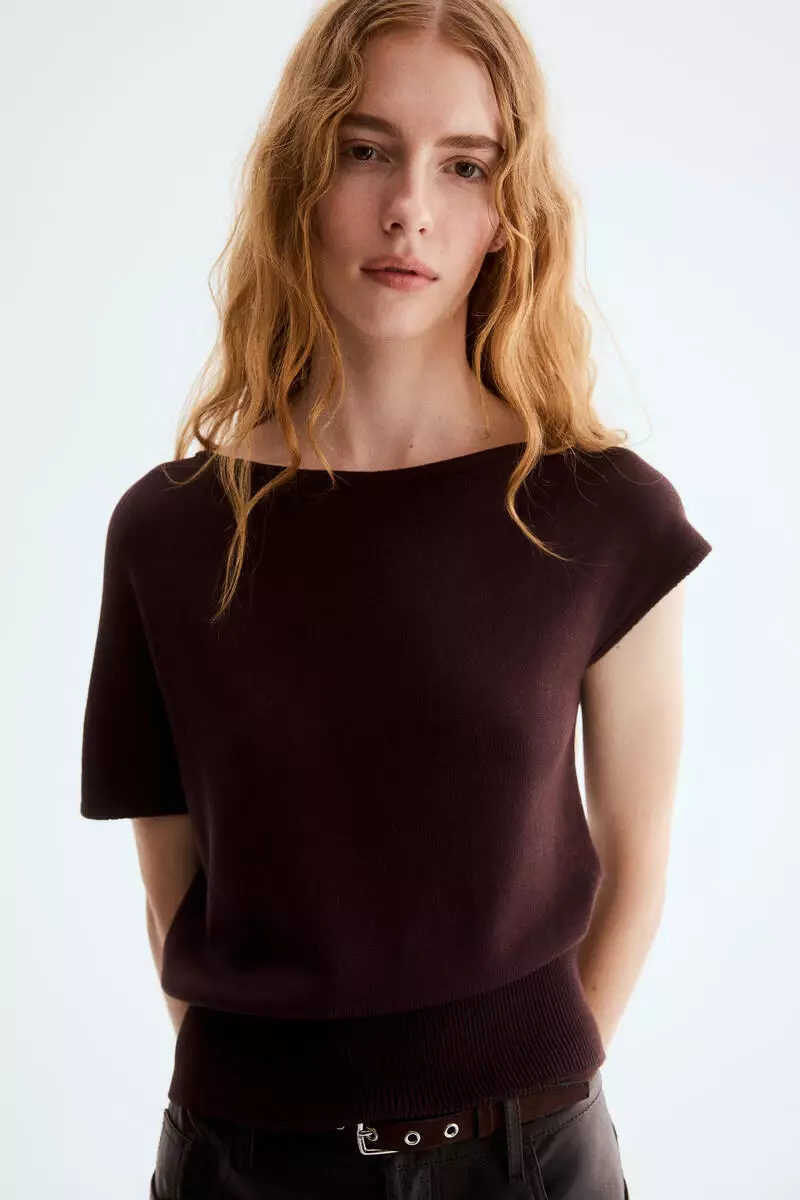 Fine-knit one-shoulder top