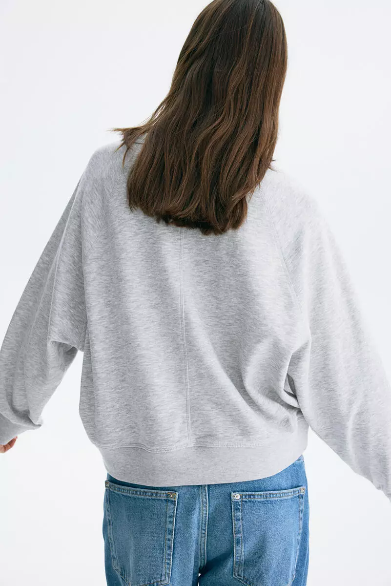 Raglan-sleeved sweatshirt