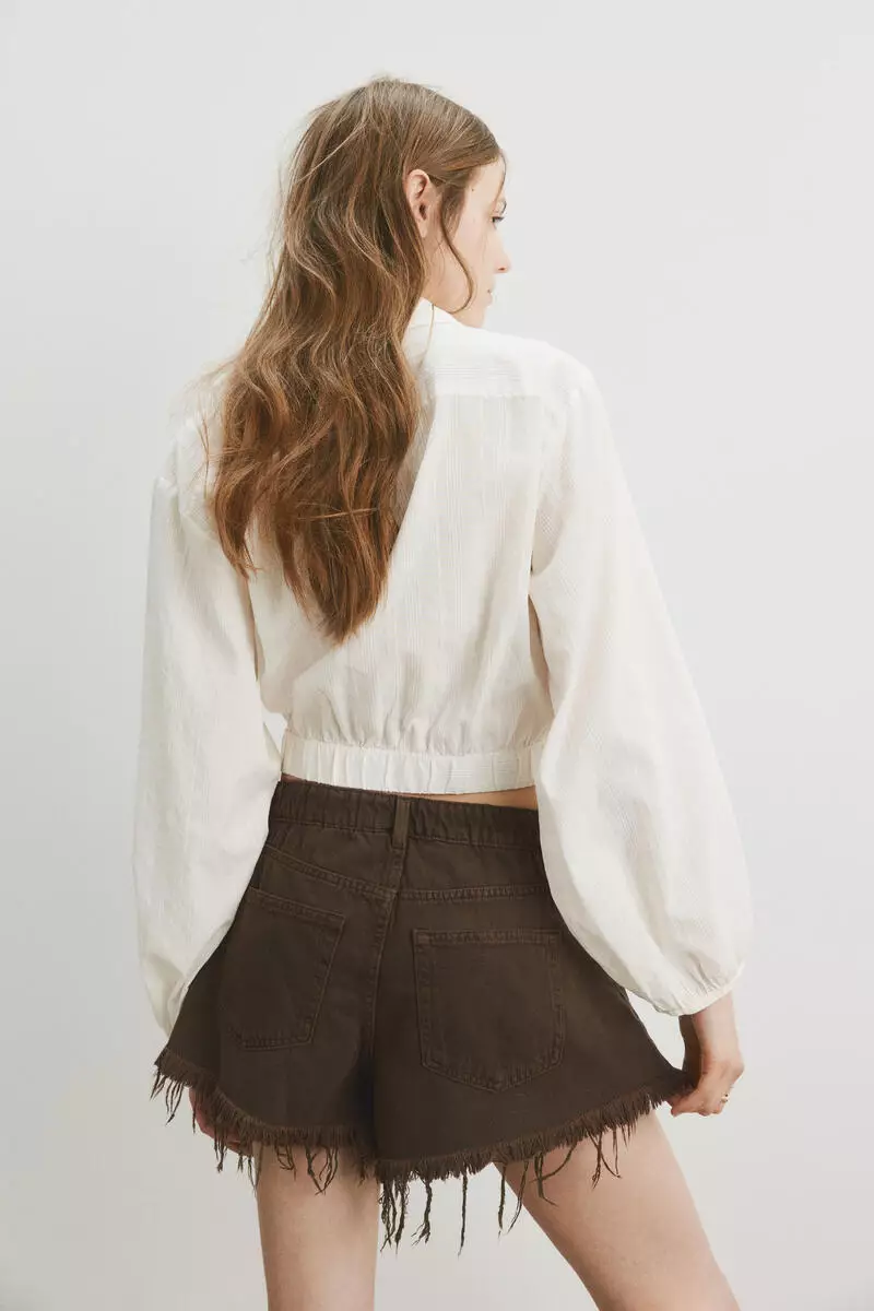 Frayed denim shorts