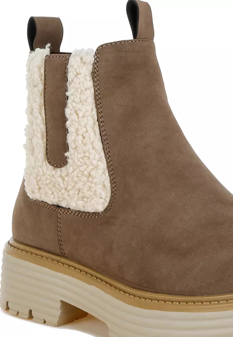Sepatu bot tebal dengan detail bulu imitasi berwarna kelabu kecokelatan