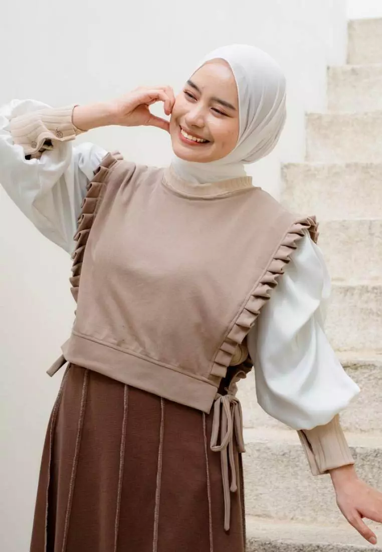 Dalla Ruffle Vest - Khaki M18627 R77S2