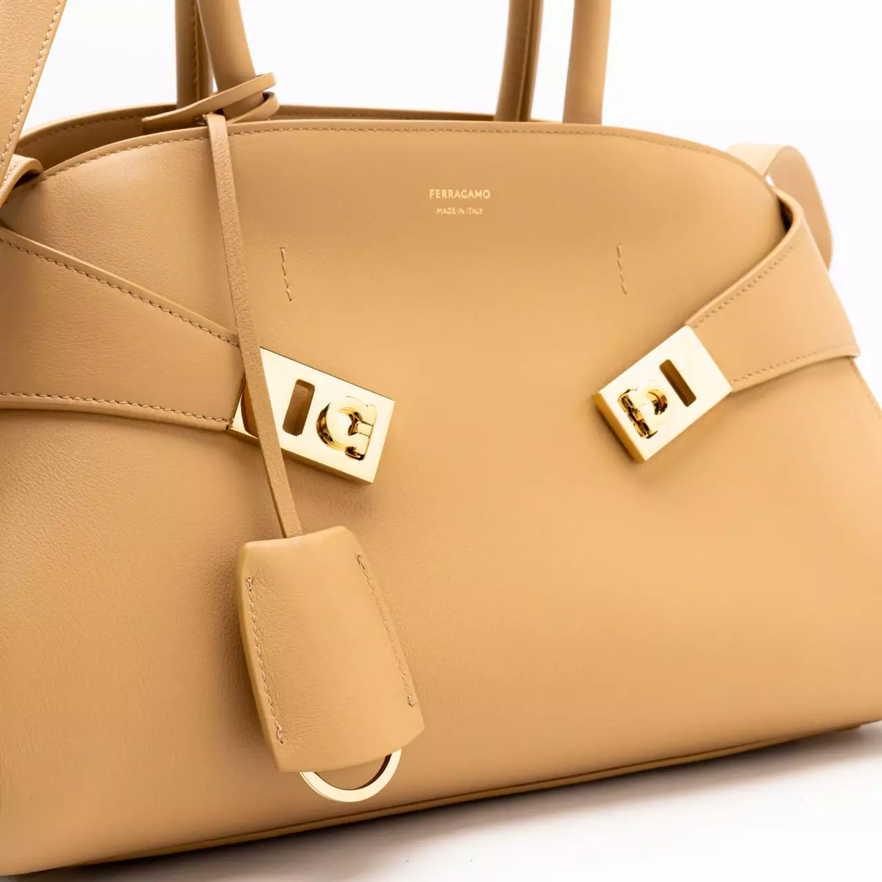 [4.4PRIL KEJUTAN HARGA] Hug Medium Handbag Light Camel
