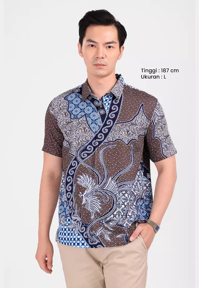 MANZONE - Kemeja Batik Lengan Pendek Pria Sayaka 5 Comfort Fit - Brown