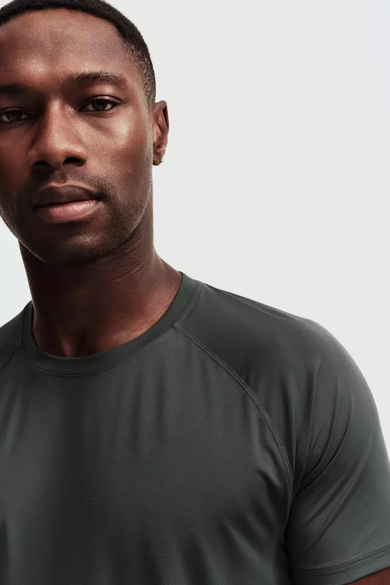 Muscle Fit Sports T-shirt with CoolMove™
